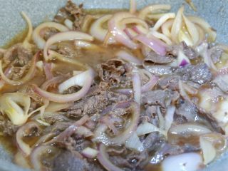 6、卡通招财猫牛肉饭便当盒,翻炒均匀在煮个2分钟关火即可。