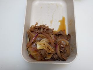 7、卡通招财猫牛肉饭便当盒,将煮好的牛肉放入便当盒。