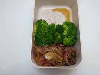 8、卡通招财猫牛肉饭便当盒,取少许西兰花分隔一下。