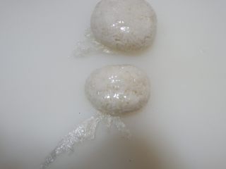 10、卡通招财猫牛肉饭便当盒,取适量米饭,用保鲜膜包好捏出头部和身子。