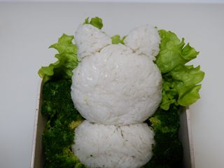 12、卡通招财猫牛肉饭便当盒,在捏出耳朵粘好。