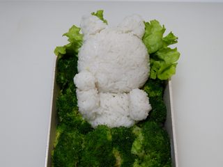 13、卡通招财猫牛肉饭便当盒,捏出胳膊和手。