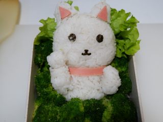 15、卡通招财猫牛肉饭便当盒,海苔剪出表情像图片这样贴好