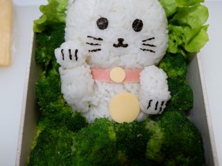 17、卡通招财猫牛肉饭便当盒,芝士片压出2个圆形,1大1小。像图片这样贴好