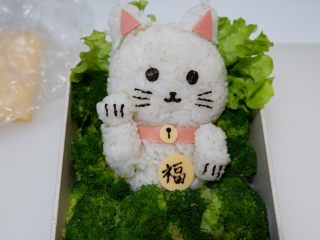 18、卡通招财猫牛肉饭便当盒,果酱笔在小的圆片上画出铃铛,大的写出福字。