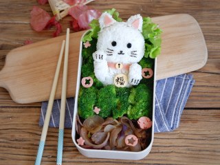 20、卡通招财猫牛肉饭便当盒,完成啦~~猫咪在向你打招呼。