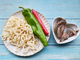 1、黑椒虾仁炒乌冬面,准备好所有食材。