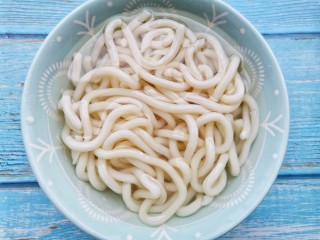 4、黑椒虾仁炒乌冬面,捞出泡凉水中备用。