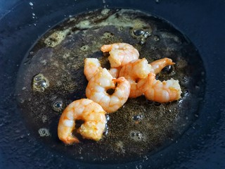 5、黑椒虾仁炒乌冬面,锅中热油,放虾仁炒至变红,