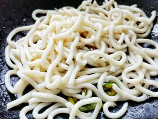 7、黑椒虾仁炒乌冬面,倒入乌冬面,