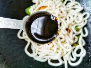 8、黑椒虾仁炒乌冬面,加半勺老抽、1勺蚝油、