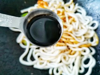 9、黑椒虾仁炒乌冬面,2勺生抽。