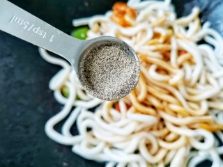 10、黑椒虾仁炒乌冬面,1勺黑胡椒。