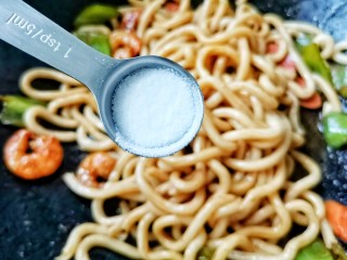 11、黑椒虾仁炒乌冬面,1勺盐。