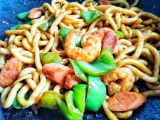 12、黑椒虾仁炒乌冬面,炒匀。