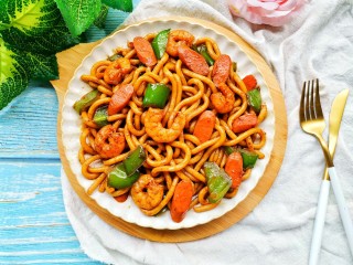 13、黑椒虾仁炒乌冬面,超级好吃,一口接一口根本停不下来!