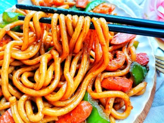 15、黑椒虾仁炒乌冬面,每次记得多炒一点呀,不然真的吃完一盘还不过瘾!