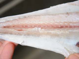 3、红烧带鱼最经典最家常的做法 可当热菜也可是冷盘 味道都一样好,把带鱼腹部剖开，取出污物，鱼鳃剪掉，鱼身体里那层黑膜还有鱼骨上污物是鱼腥味的主要来源，所以一定要洗干净。