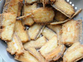 8、红烧带鱼最经典最家常的做法 可当热菜也可是冷盘 味道都一样好,炸好的带鱼捞出控油备用。