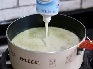 6、抹茶棉花糖奶茶,上锅小火煮沸，中途加入炼奶，我是用炼奶代替白砂糖的，炼奶比较甜，加上已经加了奶粉，奶粉也是甜的，所以甜味自己把握，奶茶甜味可以是微甜，因为上面会盖上棉花糖