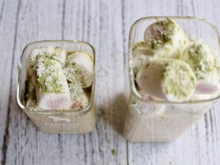 11、抹茶棉花糖奶茶,撒上奶粉和抹茶粉