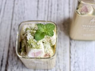12、抹茶棉花糖奶茶,插上薄荷