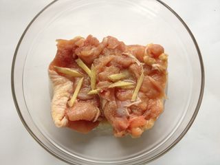 6、照烧鸡腿饭,放入碗中,并调入盐、5g料酒、姜条和少许白胡椒粉,用手抓匀腌制30分钟以上