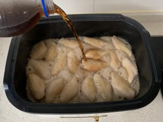 5、可乐鸡翅,倒入可乐