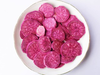 2、紫薯西多士,紫薯去皮切片。