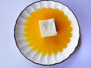 10、紫薯西多士,鸡蛋液里洗个澡。