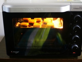 12、紫薯西多士,推入预热好的烤箱,180度上下火烤5分钟搞定!最后上面挤一点沙拉酱或者草莓酱等就可以了。