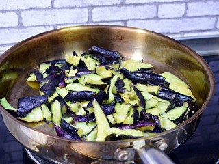 6、酱爆肉末茄子煲,锅中油热，下茄子翻炒至软，取出装盘备用