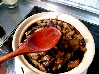 14、酱爆肉末茄子煲,再把菜都倒入砂锅，加入两勺热水