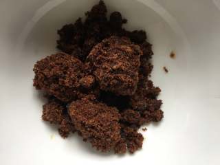 1、糖水鸡蛋,准备适量的红糖