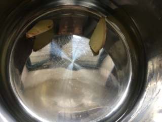 7、糖水鸡蛋,放入生姜