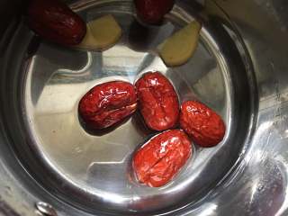 8、糖水鸡蛋,放入红枣大火烧开，小火煮15分钟