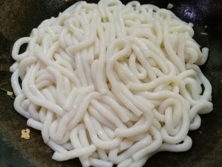 6、秒杀路边摊的炒土豆粉,加土豆粉炒匀。