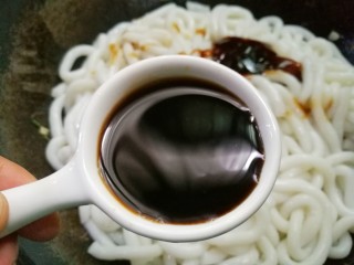 7、秒杀路边摊的炒土豆粉,加一勺生抽，一勺老抽。