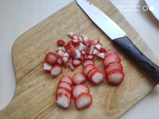 3、????缤纷元气早餐????～～酸奶蜂蜜鲜果麦片,取几个草莓切成小丁，几个切草莓片。