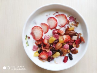 12、????缤纷元气早餐????～～酸奶蜂蜜鲜果麦片,另一边放上刚才切好的草莓片。