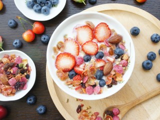 14、????缤纷元气早餐????～～酸奶蜂蜜鲜果麦片,想吃冰爽一点，可把酸奶和水果提前放冰箱冷藏。