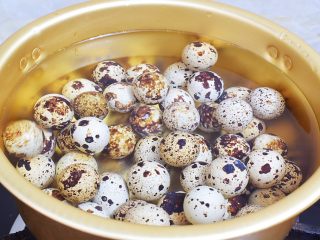 2、香辣啤酒鹌鹑蛋,首先把洗净的鹌鹑蛋冷水下锅,煮开后转小火煮10分钟