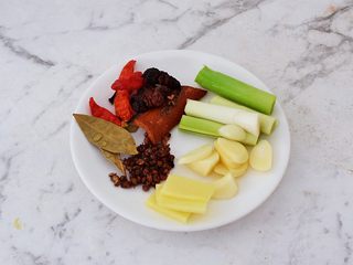 3、香辣啤酒鹌鹑蛋,在煮的时候把葱切寸段,蒜切片,姜切片,香料洗净备用