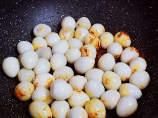 8、香辣啤酒鹌鹑蛋,加入鹌鹑蛋