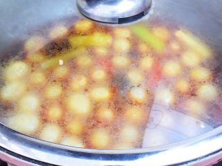 17、香辣啤酒鹌鹑蛋,转中小火炖煮20分钟左右