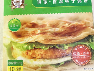 1、脆皮肠卷饼,准备好手抓饼