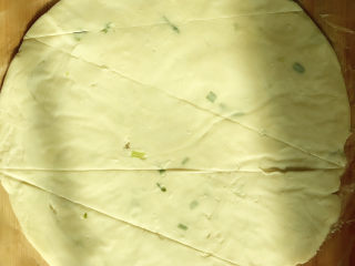 4、脆皮肠卷饼,用菜刀切成三角形