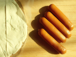 5、脆皮肠卷饼,脆皮肠对半切开