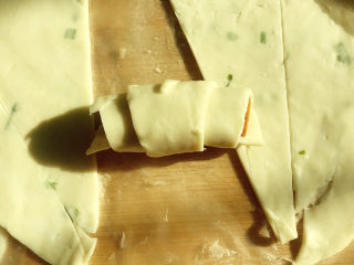 6、脆皮肠卷饼,放在手抓饼上卷起来