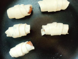 8、脆皮肠卷饼,放入不粘锅中